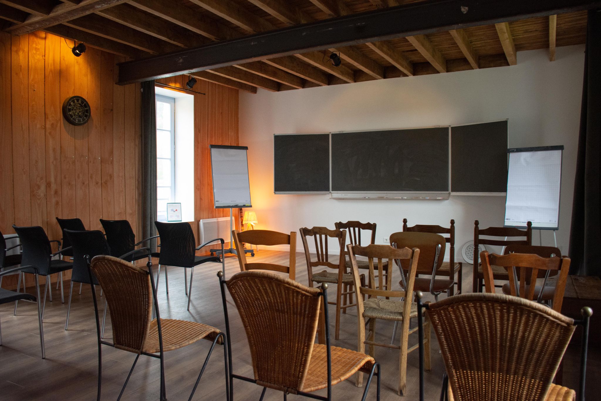 Training ruimte met stoelen in cirkel